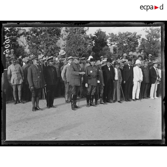 Salonique. Remise de la Croix de guerre à Essad Pacha sur la place de la Tour Blanche par le général Sarrail. Le général Sarrail et Essad Pacha regardent le défilé. [légende d'origine]