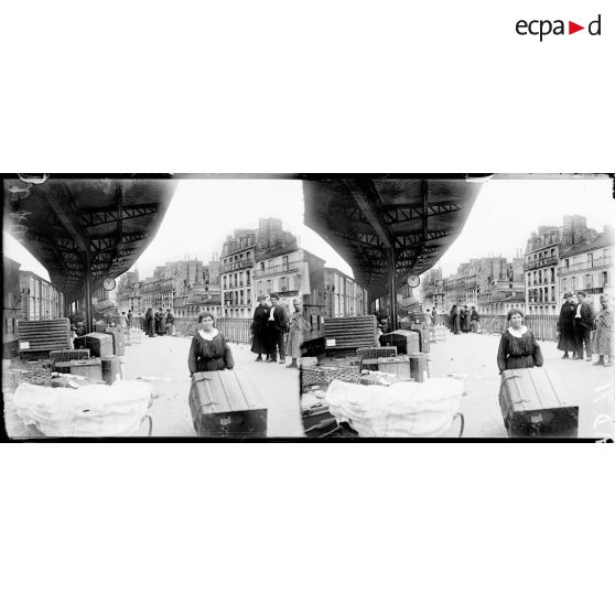 Paris. Gare de Montparnasse. Rue du départ. Voyageurs attendant leur tour aux bagages. [légende d'origine]