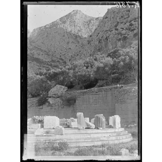 Delphes. Ruines de la Tholos. [légende d'origine]