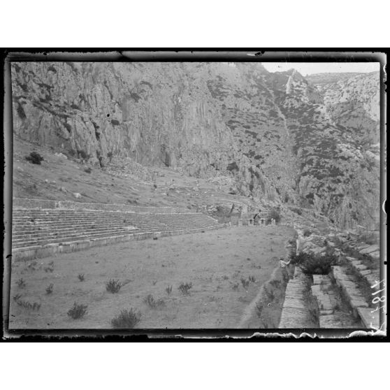 Delphes. Le stade. [légende d'origine]
