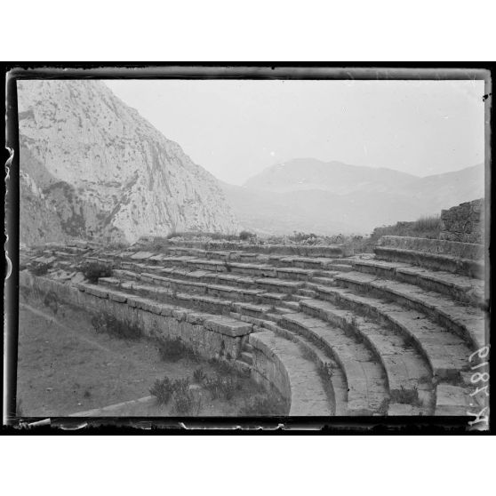 Delphes. Les gradins du stade. [légende d'origine]
