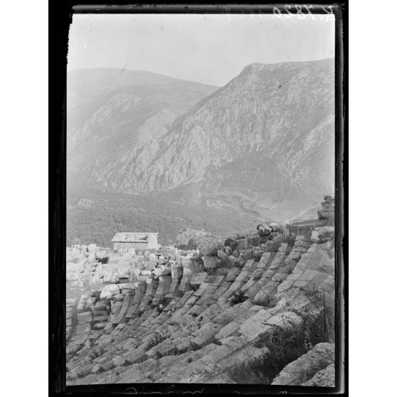 Delphes. Les gradins du Théâtre. [légende d'origine]