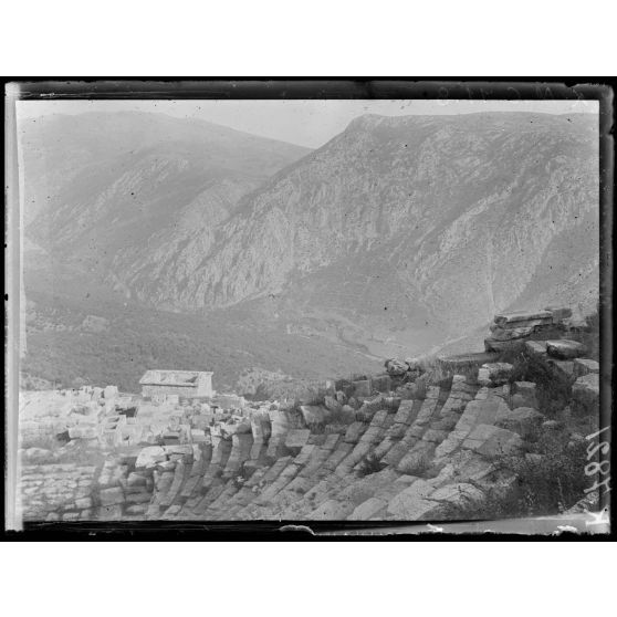 Delphes. Les gradins du Théâtre. [légende d'origine]