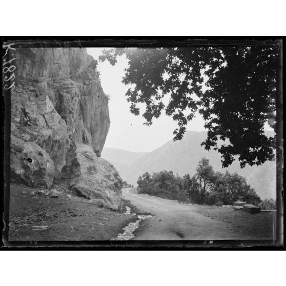 Près Delphes. La route de Delphes. [légende d'origine]