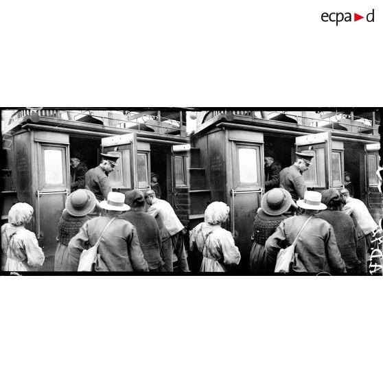 Paris. Gare de Montparnasse. Evacués des régions envahies montant dans le train. [légende d'origine]