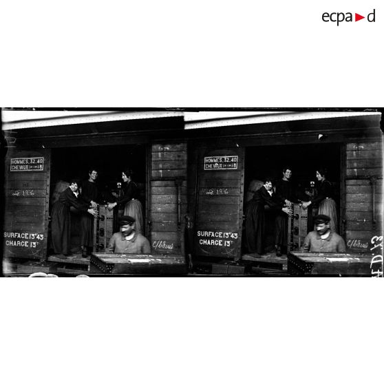 Paris. Gare de Montparnasse. Femmes chargeant des malles dans les wagons. [légende d'origine]