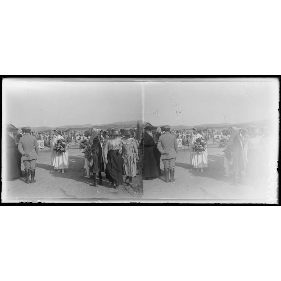 Zeitenlick. La Toussaint au cimetière. Dames de la Croix Rouge apportant des fleurs. [légende d'origine]