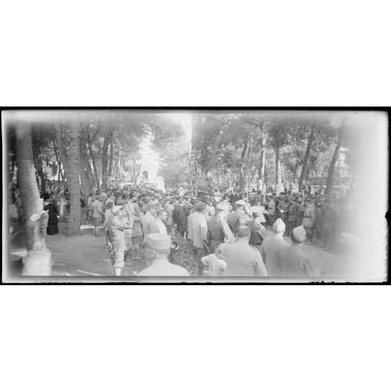 Zeitenlick. La Toussaint au cimetière. Départ de la procession. [légende d'origine]