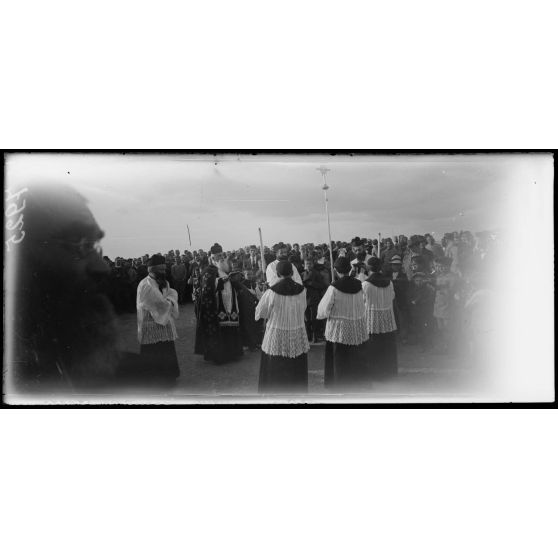 Zeitenlick. La Toussaint au cimetière. L'absoute sur les tombes des soldats. [légende d'origine]