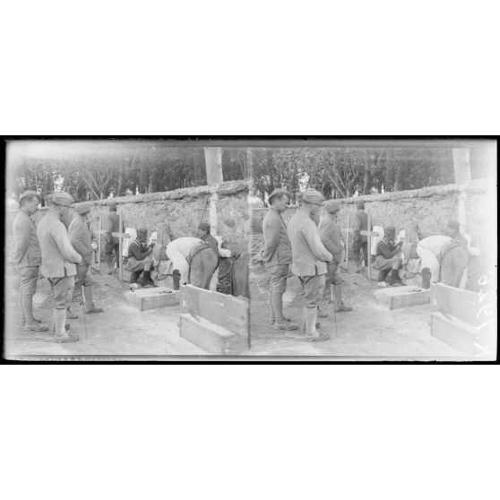 Zeitenlick. La Toussaint au cimetière. Sculpteurs funéraires serbes au travail. [légende d'origine]