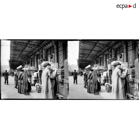 Paris. Gare Saint Lazare. Voyageurs attendant leur tour aux bagages. [légende d'origine]