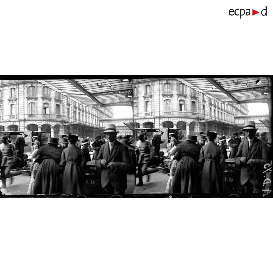 Paris. Gare Saint Lazare. Voyageurs attendant leur tour aux bagages. [légende d'origine]