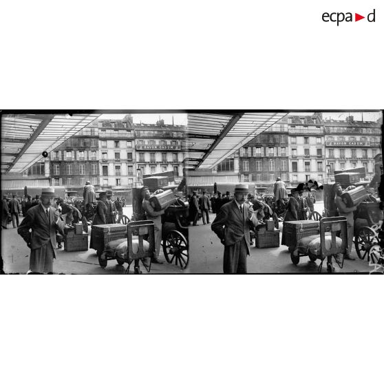 Paris. Gare Saint Lazare. Voyageurs attendant leur tour aux bagages. [légende d'origine]