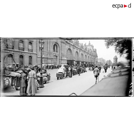 Paris. Gare d'Orsay. Les bagages le long du quai. [légende d'origine]
