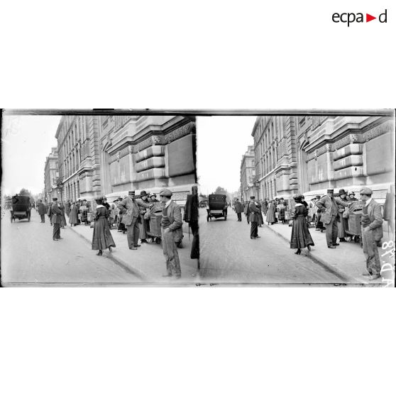 Paris. Gare d'Orsay. Voyageurs attendant leur tour aux bagages. [légende d'origine]
