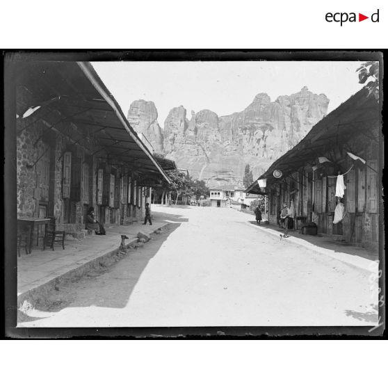 Kalabaka (Thessalie). Une rue. [légende d'origine]