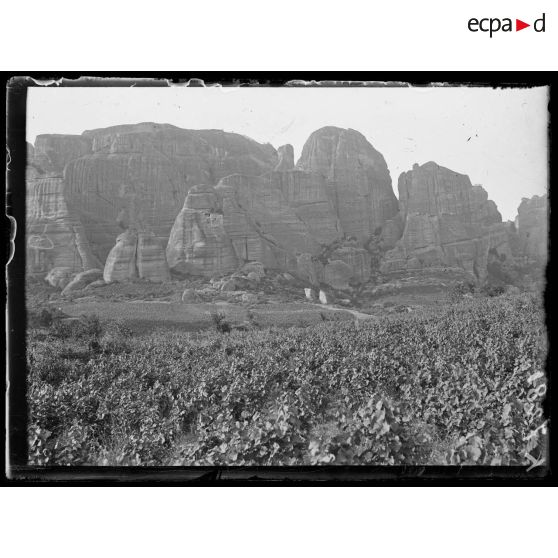 Rocher des Météores (Thessalie). Au 1er plan, Monastère de Saint Nicolas. [légende d'origine]