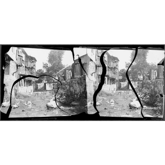 Livadia (Béotie). Vieilles maisons au bord du ruisseau. [légende d'origine]