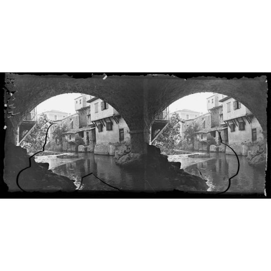 Livadia (Béotie). Vieilles maisons au bord du ruisseau.Vue de Léthé prise sous le pont. [légende d'origine]