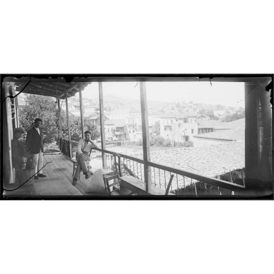 Livadia (Béotie). Vieilles maisons au bord du ruisseau. Vue prise d'une terrasse. [légende d'origine]