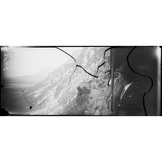 Sur la ligne de Lamia. Le chemin de fer à flanc de montagne. [légende d'origine]