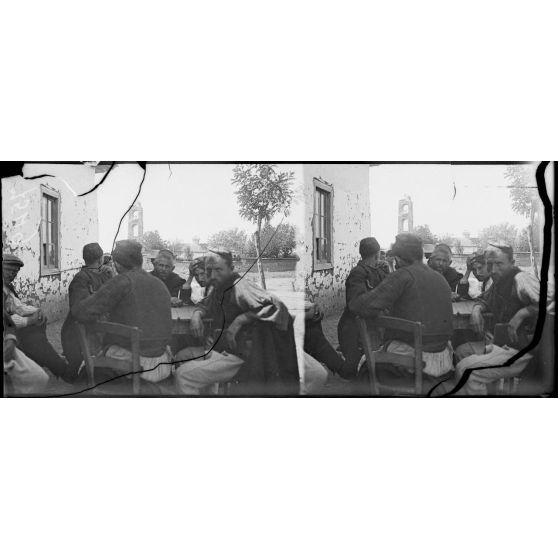 Demerki. Paysans grecs au café. [légende d'origine]