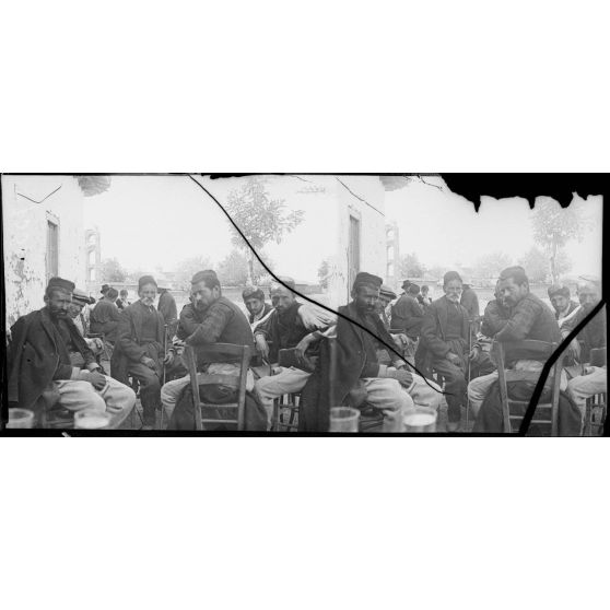 Demerki. Paysans grecs au café. [légende d'origine]