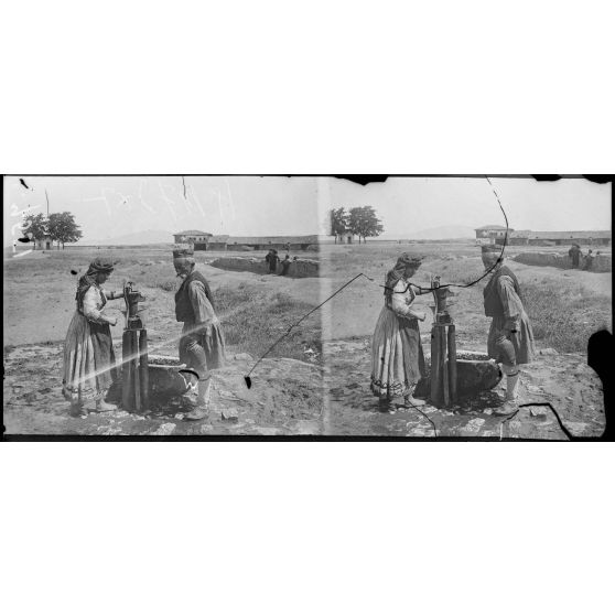 Demerki. A la fontaine, costumes locaux. [légende d'origine]