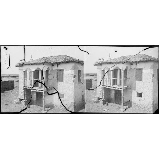 Demerki. Maison turque et son nid de cigognes. [légende d'origine]