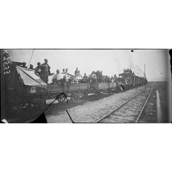 Demerki. Troupes grecques allant à Athènes remplacer les troupes françaises. [légende d'origine]