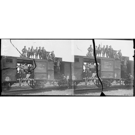 Demerki. Troupes grecques allant à Athènes remplacer les troupes françaises. [légende d'origine]