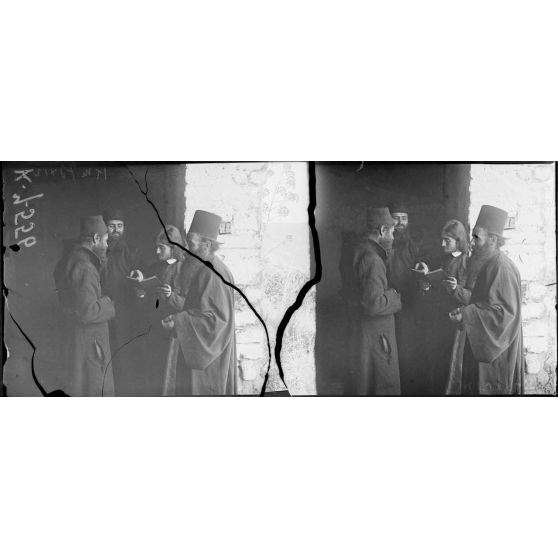 Kalabaka [kalambaka]. Couvent des Météores. Lecture du bréviaire par les moines. [légende d'origine]