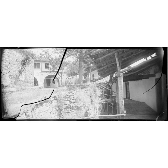 Les Météores (Thessalie). Couvent de Saint Varlaam. Cour intérieur du cloître. [légende d'origine]