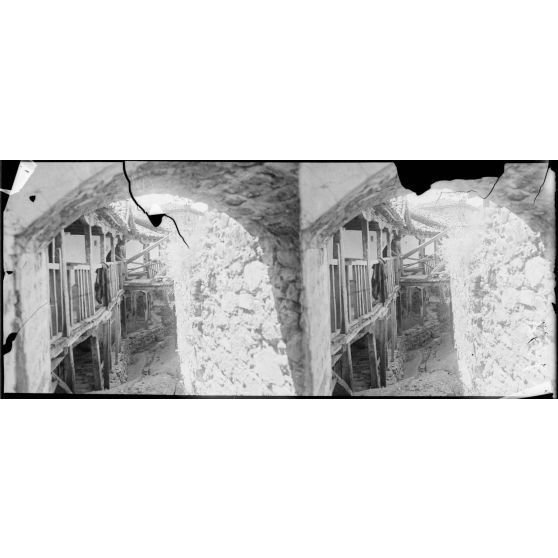 Les Météores (Thessalie). Couvent de Saint Varlaam. Les communes, côté cellules. [légende d'origine]