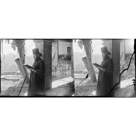 Les Météores (Thessalie). Couvent de Saint Varlaam. Moine lisant. [légende d'origine]