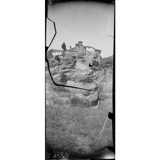 Les Météores (Thessalie). Monastère de Saint Varlaam. Vue d'en bas. [légende d'origine]