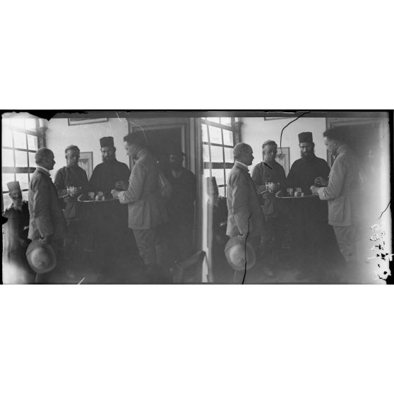 Les Météores (Thessalia). Couvent d'Hagia Trias. Un moine apporte des rafraîchissements aux visiteurs. [légende d'origine]