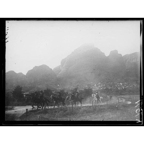 Kalalabaka [Kalambaka]. Patrouilles de chasseurs à cheval. [légende d'origine]