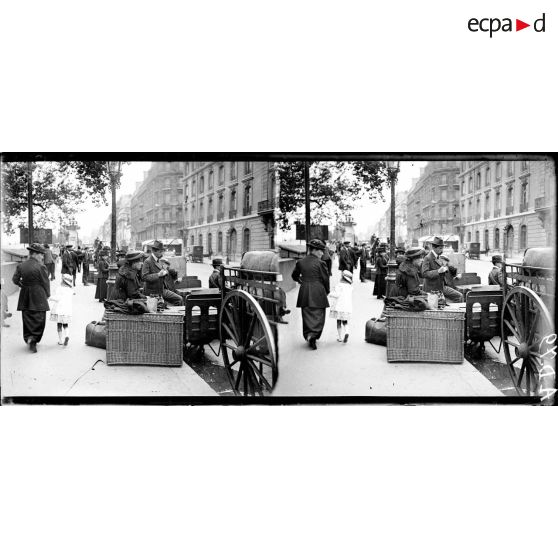 Paris. Gare d'Orsay. Voyageurs attendant leur tour aux bagages. [légende d'origine]