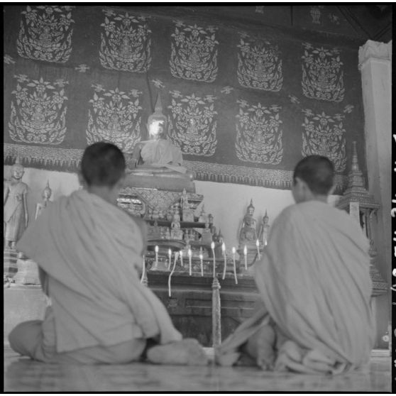 Bonzes du Vat Khili en prière devant l'autel principal, à Luang Prabang.