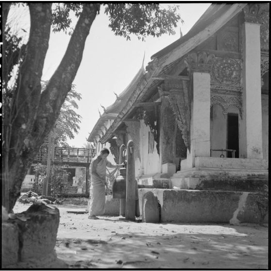 Bonze sonnant une cloche à l'extérieur du Vat Khili, à Luang Prabang.
