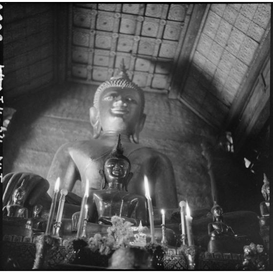 Autel bouddhique et statues de Bouddha dans un vat de Luang Prabang.
