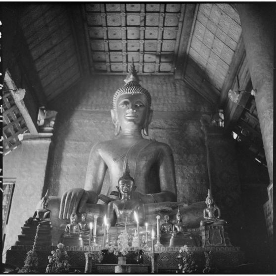 Autel bouddhique et statues de Bouddha dans un vat de Luang Prabang.