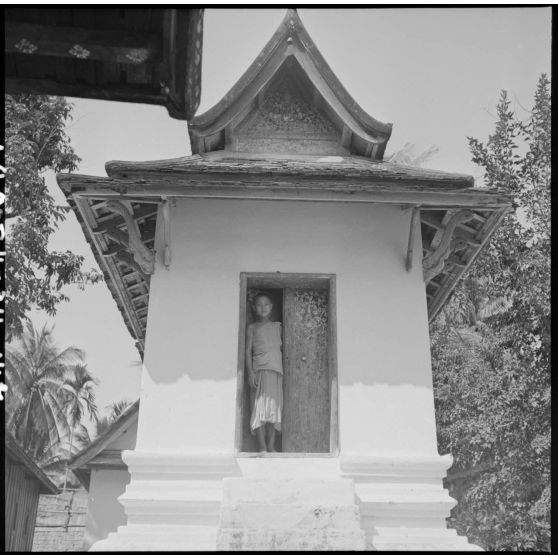 Jeune bonze posant dans l'encadrement d'une porte du Vat Khili.