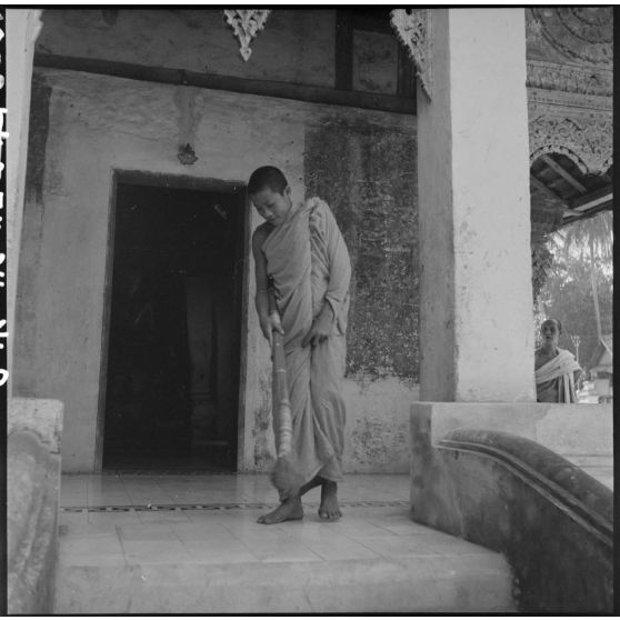 Entretien du Vat Khili à Luang Prabang.