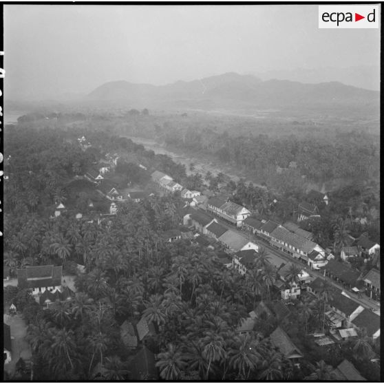 Vue aérienne de Luang Prabang : la rue Sisavangvong.