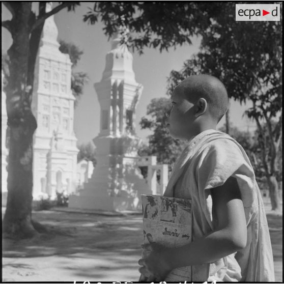 Bonzillon étudiant au Vat Sainyaphum, à Savannakhet.