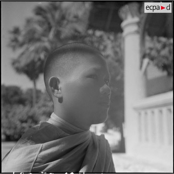 Portrait en contre-jour d'un bonzillon au Vat Sainyaphum, à Savannakhet.