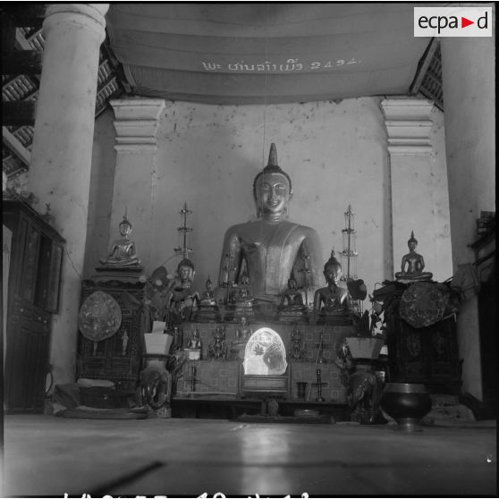 Autel principal du Vat Sainyaphum, à Savannakhet.