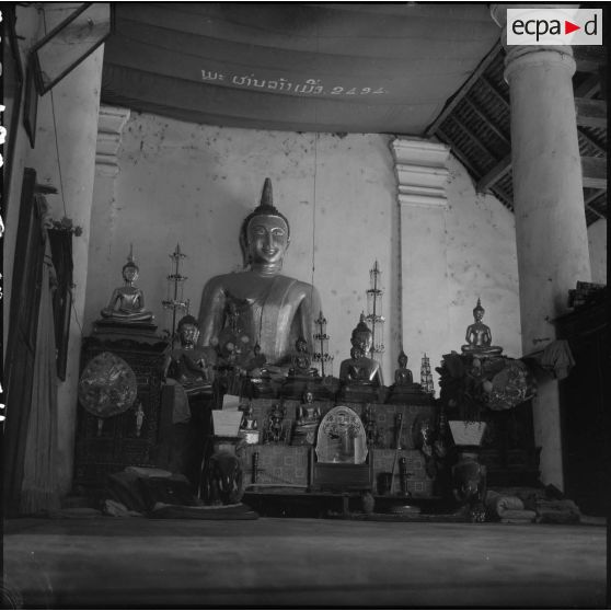 Autel principal du Vat Sainyaphum, à Savannakhet.